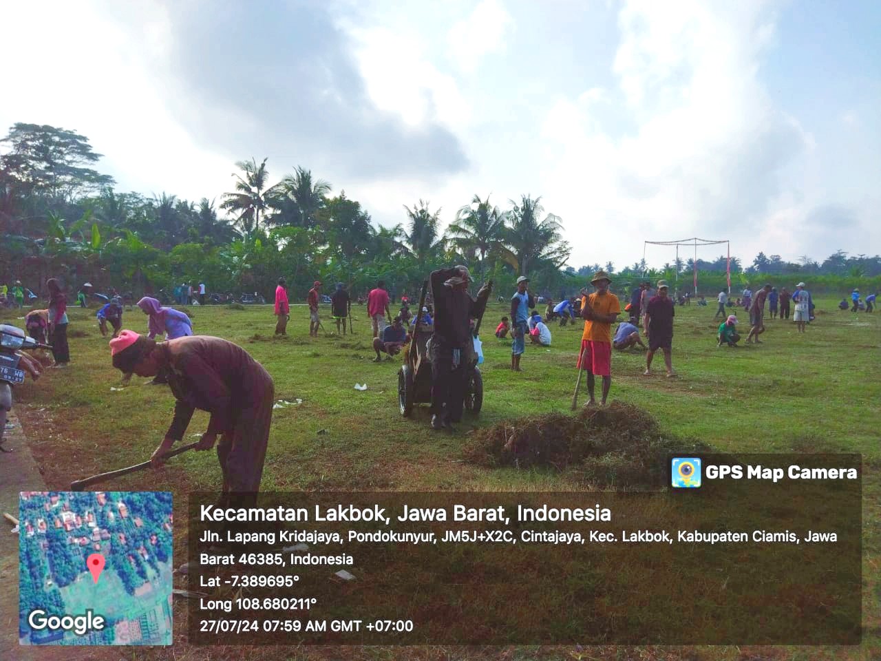 MENYAMBUT HUT RI KE-79, MASYARAKAT CINTAJAYA ANTUSIAS GELAR KERJA BAKTI DI LAPANGAN SEPAK BOLA KRIDA JAYA